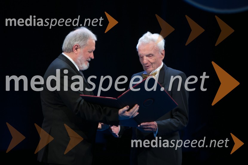 prof. dr. Janez Bogataj, predsednik Upravnega odbora Prešernovega sklada;  Miki Muster, ilustratorPrešernova proslava ob kulturnem prazniku 2015