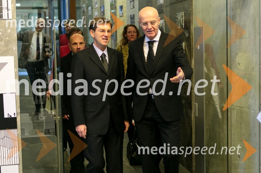 prof. dr. Miro Cerar, predsednik vlade Republike Slovenije; prof. mag. Peter Gabrijelčič, dekan, Fakulteta za arhitekturo Univerze v LjubljaniVeliki infrastrukturni projekti v Sloveniji, javni strokovni posvet