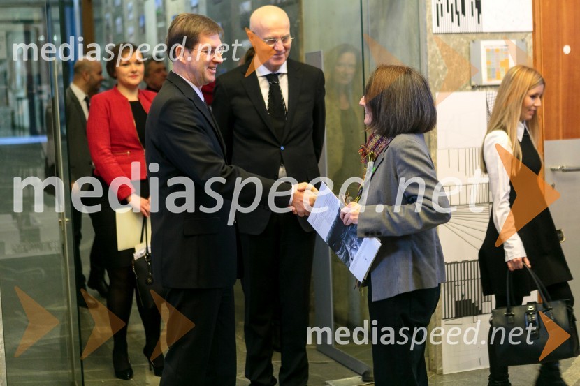 prof. dr. Miro Cerar, predsednik vlade Republike Slovenije;  Vida Ogorelec, direktorica, UmanoteraVeliki infrastrukturni projekti v Sloveniji, javni strokovni posvet