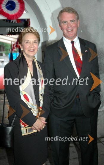 Thomas B. Robertson, ameriški veleposlanik z ženo AntoinettoSprejem ameriškega veleposlaništva ob dnevu ameriške neodvisnosti