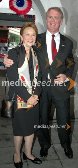 Thomas B. Robertson, ameriški veleposlanik z ženo AntoinettoSprejem ameriškega veleposlaništva ob dnevu ameriške neodvisnosti