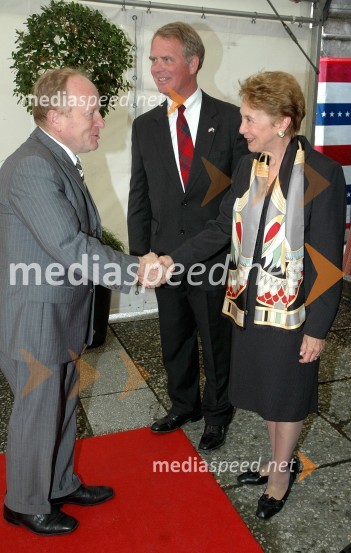 Jože Zagožen, generalni direktor Holdinga Slovenskih Elektrarn (HSE) in Thomas B. Robertson, ameriški veleposlanik z ženo AntoinettoSprejem ameriškega veleposlaništva ob dnevu ameriške neodvisnosti