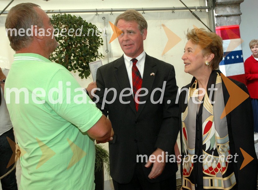 Martin Strel, ultramaratonski plavalec in Thomas B. Robertson, ameriški veleposlanik z ženo AntoinettoSprejem ameriškega veleposlaništva ob dnevu ameriške neodvisnosti