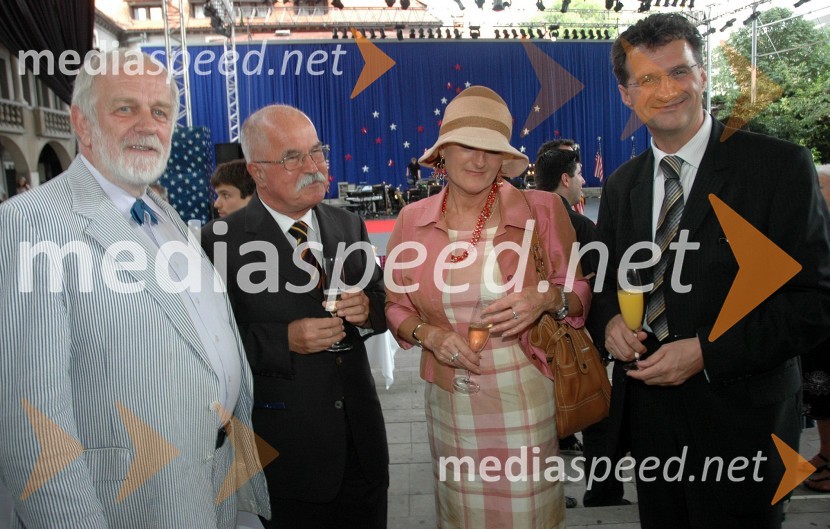 Mitja Meršol, novinar, dr. Boštjan Žekš z ženo, predsednik SAZU in Milan M. Cvikl, poslanec SDSprejem ameriškega veleposlaništva ob dnevu ameriške neodvisnosti