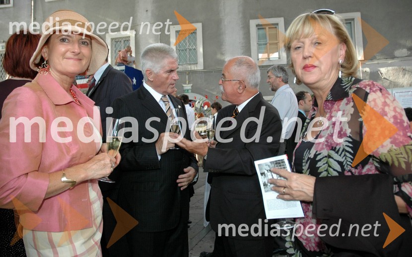 Žena dr. Boštjana Žekša, Ludvik Toplak, nekdanji rektor mariborske univerze, dr. Boštjan Žekš, predsednik SAZU in Edita Toplak, žena Ludvika ToplakaSprejem ameriškega veleposlaništva ob dnevu ameriške neodvisnosti