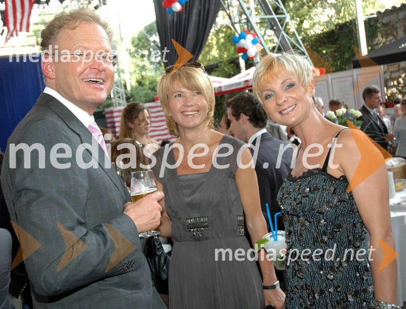 Janez Škrabec, direktor podjetja Riko d.o.o., Nevenka Črešnar Pergar, lastnica in direktorica podjetja NP Consulting in Sonja Poljanšek - Škrabec, lastnica Welness centra SunnySprejem ameriškega veleposlaništva ob dnevu ameriške neodvisnosti