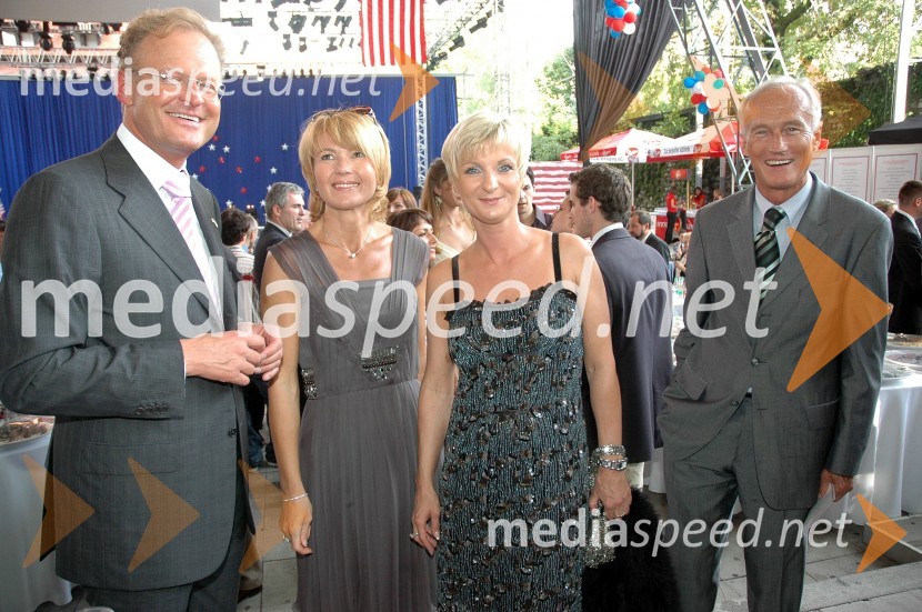 Janez Škrabec, direktor podjetja Riko d.o.o. z ženo Sonjo Poljanšek - Škrabec, lastnico Welness centra Sunny in Janez Pergar, predsednik upravnega odbora podjetja Kompas d.d. in njegova soproga Nevenka Črešnar Pergar, lastnica in direktorica podjetja NP ConsultingSprejem ameriškega veleposlaništva ob dnevu ameriške neodvisnosti