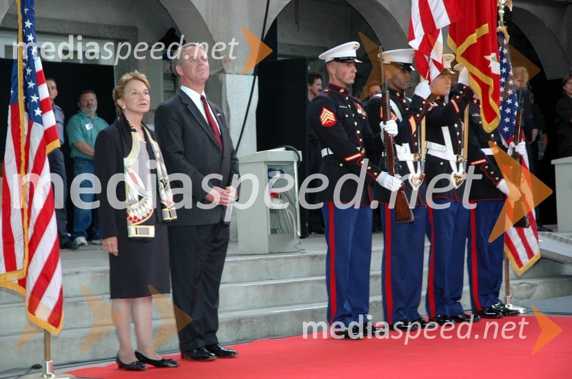 Thomas B. Robertson, ameriški veleposlanik z ženo AntoinettoSprejem ameriškega veleposlaništva ob dnevu ameriške neodvisnosti