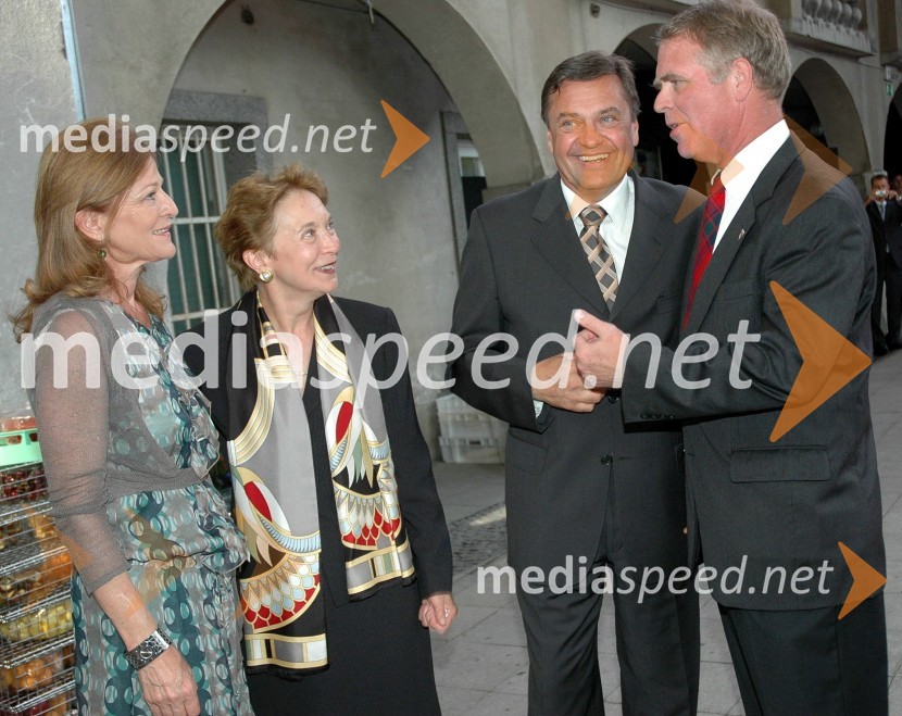 Zoran Jankovič, župan Ljubljane z ženo Mijo Jankovič in Thomas B. Robertson, ameriški veleposlanik z ženo AntoinettoSprejem ameriškega veleposlaništva ob dnevu ameriške neodvisnosti