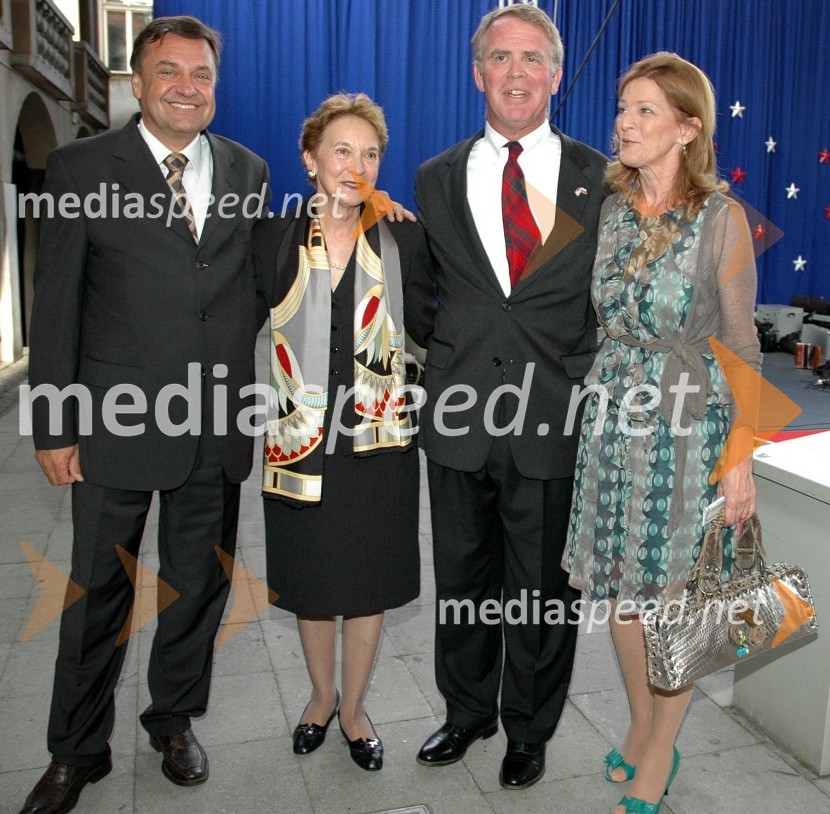 Zoran Jankovič, župan Ljubljane z ženo Mijo Jankovič in Thomas B. Robertson, ameriški veleposlanik z ženo AntoinettoSprejem ameriškega veleposlaništva ob dnevu ameriške neodvisnosti