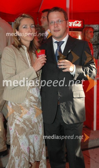 Dejan Steinbuch, urednik brezplačnega tednika Žurnal s spremljevalko Katarino DolinarSprejem ameriškega veleposlaništva ob dnevu ameriške neodvisnosti