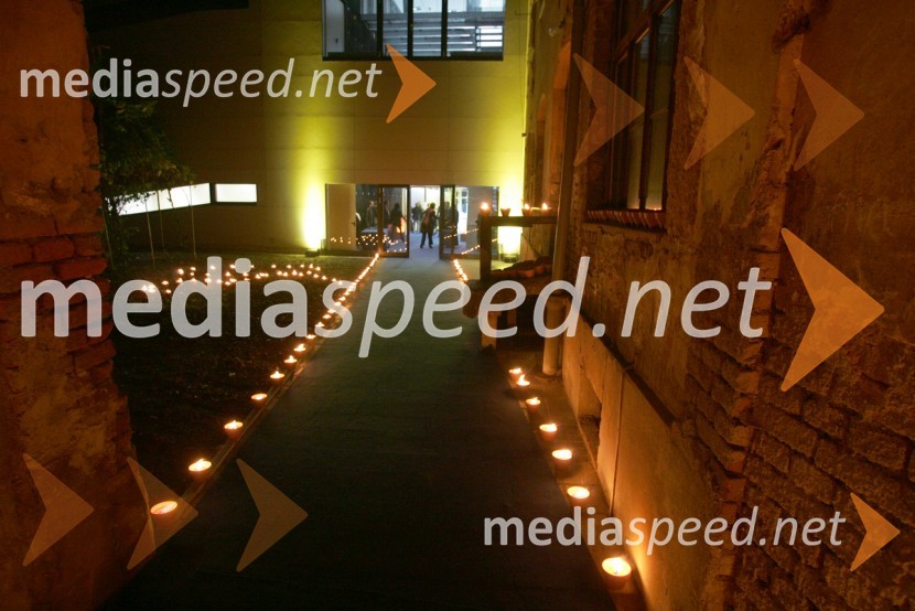 Z baklami razsvetlejna pot do prizorišča proslave v novi stavbi FERI (Fakulteta za elektrotehniko, računalništvo in informatiko) univerze v Mariboru30 let univerze v Mariboru