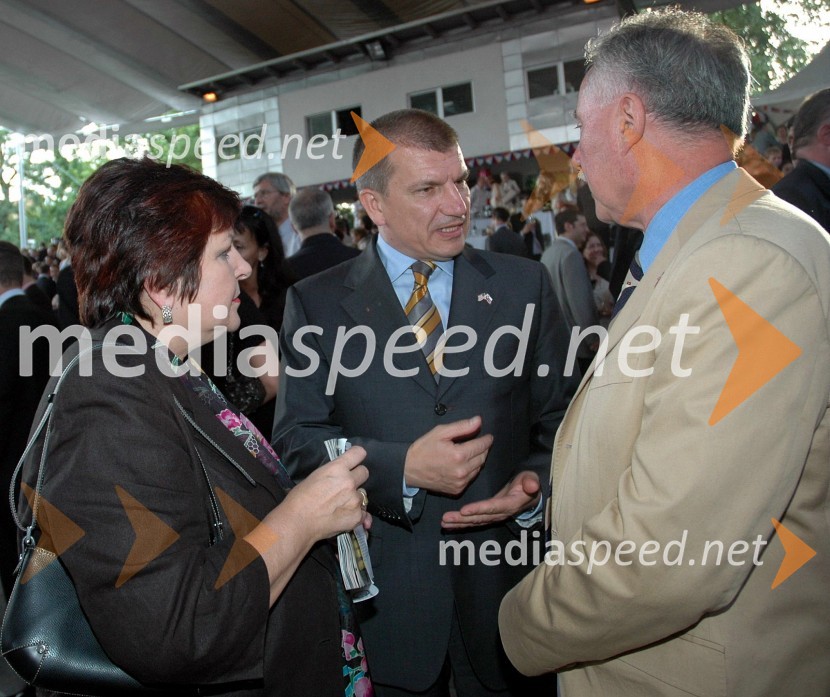 Dragutin Mate, minister za notranje zadeve in Anton Bebler, profesor na Fakulteti za družbene vede z ženo Darjo Lavtižar BeblerSprejem ameriškega veleposlaništva ob dnevu ameriške neodvisnosti