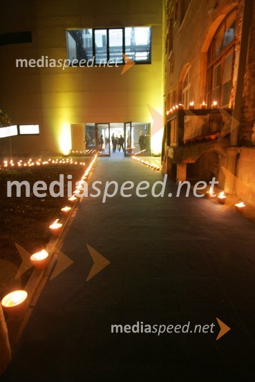 Z baklami razsvetlejna pot do prizorišča proslave v novi stavbi FERI (Fakulteta za elektrotehniko, računalništvo in informatiko) univerze v Mariboru30 let univerze v Mariboru