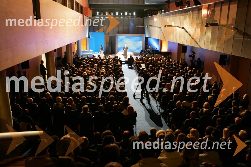 Pogled na dvorano30 let univerze v Mariboru