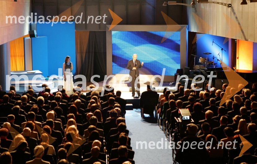 Pogled na dvorano in oder30 let univerze v Mariboru