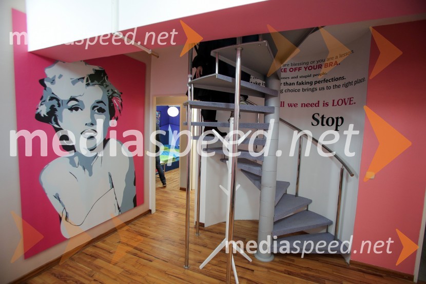 Stopnišče, stanovanje showa BarKako izgleda stanovanje showa Bar?