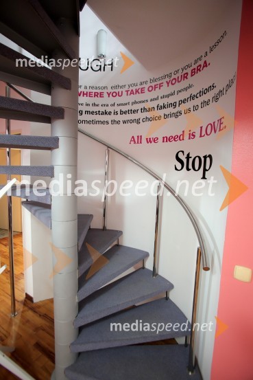 Stopnišče, stanovanje showa BarKako izgleda stanovanje showa Bar?