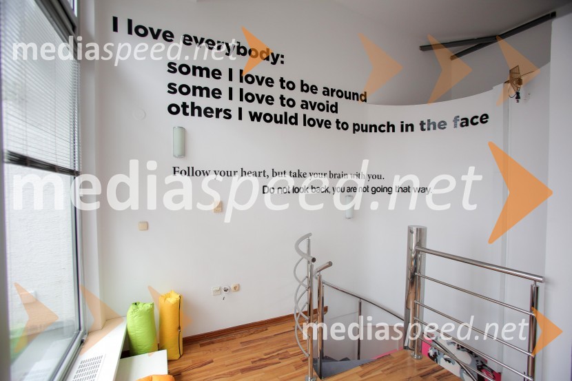 Stopnišče, stanovanje showa BarKako izgleda stanovanje showa Bar?