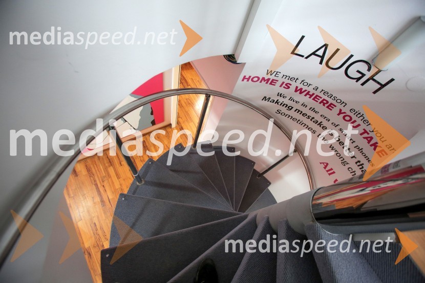 Stopnišče, stanovanje showa BarKako izgleda stanovanje showa Bar?