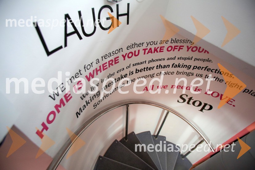 Stopnišče, stanovanje showa BarKako izgleda stanovanje showa Bar?