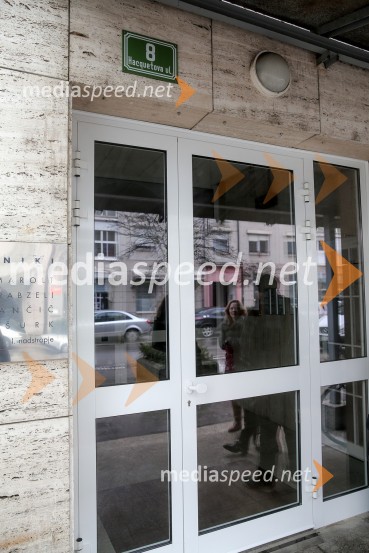 Zunanji vhod v stanovanje showa Bar na Hacquetovi ulici 8Kako izgleda stanovanje showa Bar?