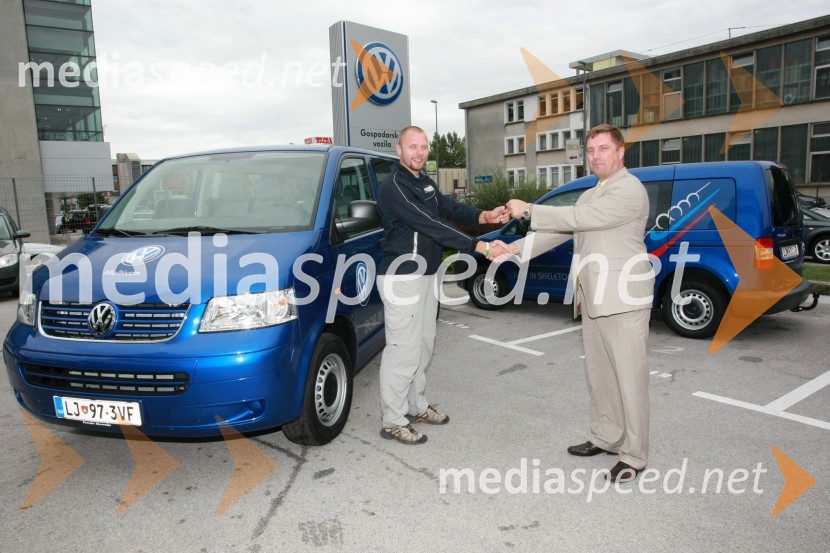 Matej Juhart, predsednik Bob in skeleton zveze Slovenije in Domen Ponikvar, vodja Volkswagnovega programa Gospodarska vozilaPredaja vozil VW Transporter in Caddy Bob Zvezi Slovenije
