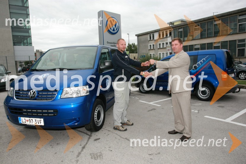 Matej Juhart, predsednik Bob in skeleton zveze Slovenije in Domen Ponikvar, vodja Volkswagnovega programa Gospodarska vozilaPredaja vozil VW Transporter in Caddy Bob Zvezi Slovenije