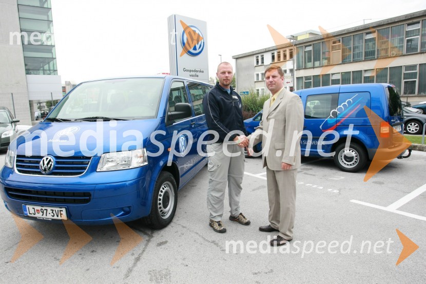 Matej Juhart, predsednik Bob in skeleton zveze Slovenije in Domen Ponikvar, vodja Volkswagnovega programa Gospodarska vozilaPredaja vozil VW Transporter in Caddy Bob Zvezi Slovenije