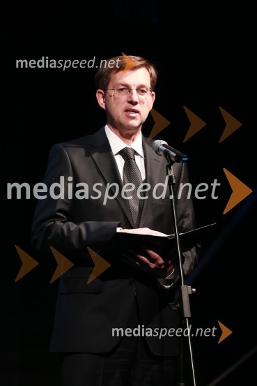 prof. dr. Miro Cerar, predsednik vlade Republike SlovenijeOna 365 za leto 2014 je Ninna Kozorog