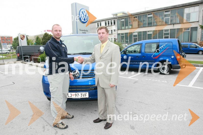 Matej Juhart, predsednik Bob in skeleton zveze Slovenije in Domen Ponikvar, vodja Volkswagnovega programa Gospodarska vozilaPredaja vozil VW Transporter in Caddy Bob Zvezi Slovenije