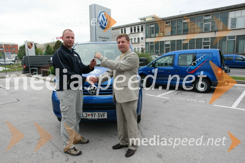 Matej Juhart, predsednik Bob in skeleton zveze Slovenije in Domen Ponikvar, vodja Volkswagnovega programa Gospodarska vozilaPredaja vozil VW Transporter in Caddy Bob Zvezi Slovenije