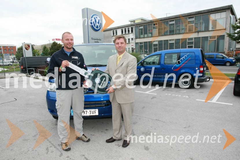 Matej Juhart, predsednik Bob in skeleton zveze Slovenije in Domen Ponikvar, vodja Volkswagnovega programa Gospodarska vozilaPredaja vozil VW Transporter in Caddy Bob Zvezi Slovenije