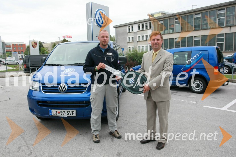 Matej Juhart, predsednik Bob in skeleton zveze Slovenije in Domen Ponikvar, vodja Volkswagnovega programa Gospodarska vozilaPredaja vozil VW Transporter in Caddy Bob Zvezi Slovenije