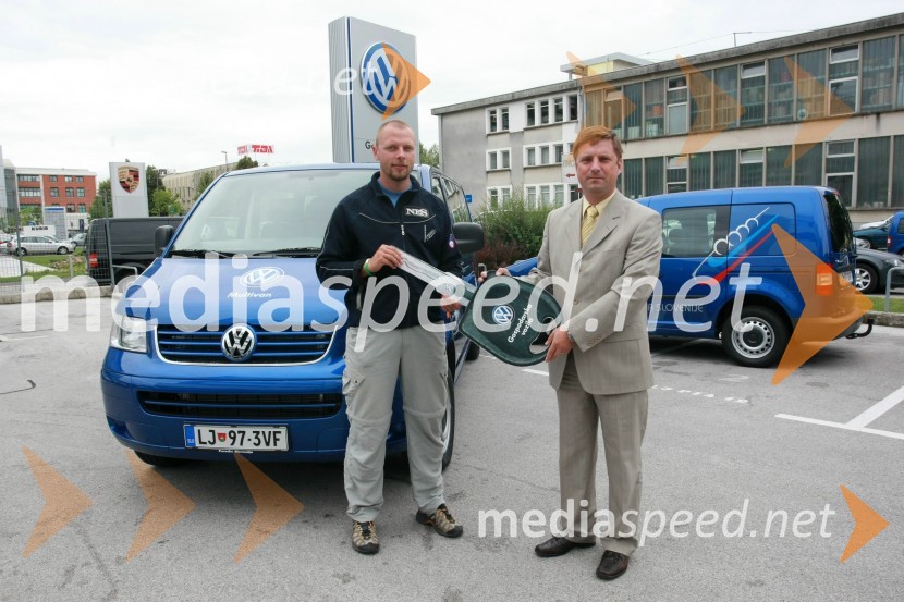 Matej Juhart, predsednik Bob in skeleton zveze Slovenije in Domen Ponikvar, vodja Volkswagnovega programa Gospodarska vozilaPredaja vozil VW Transporter in Caddy Bob Zvezi Slovenije