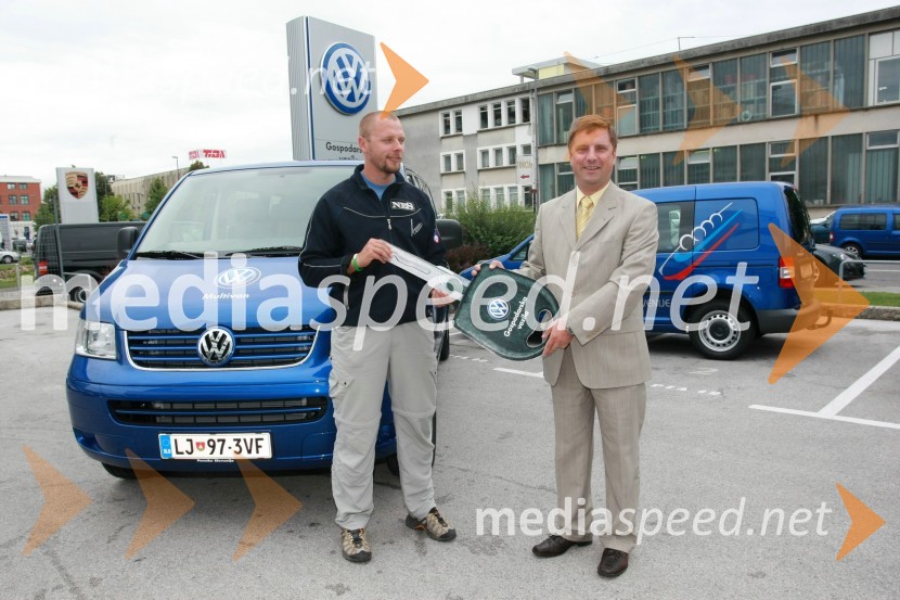 Matej Juhart, predsednik Bob in skeleton zveze Slovenije in Domen Ponikvar, vodja Volkswagnovega programa Gospodarska vozilaPredaja vozil VW Transporter in Caddy Bob Zvezi Slovenije