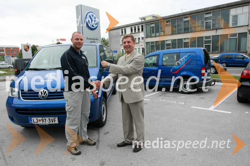 Matej Juhart, predsednik Bob in skeleton zveze Slovenije in Domen Ponikvar, vodja Volkswagnovega programa Gospodarska vozilaPredaja vozil VW Transporter in Caddy Bob Zvezi Slovenije