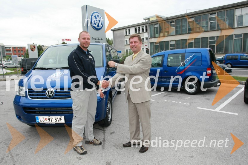 Matej Juhart, predsednik Bob in skeleton zveze Slovenije in Domen Ponikvar, vodja Volkswagnovega programa Gospodarska vozilaPredaja vozil VW Transporter in Caddy Bob Zvezi Slovenije