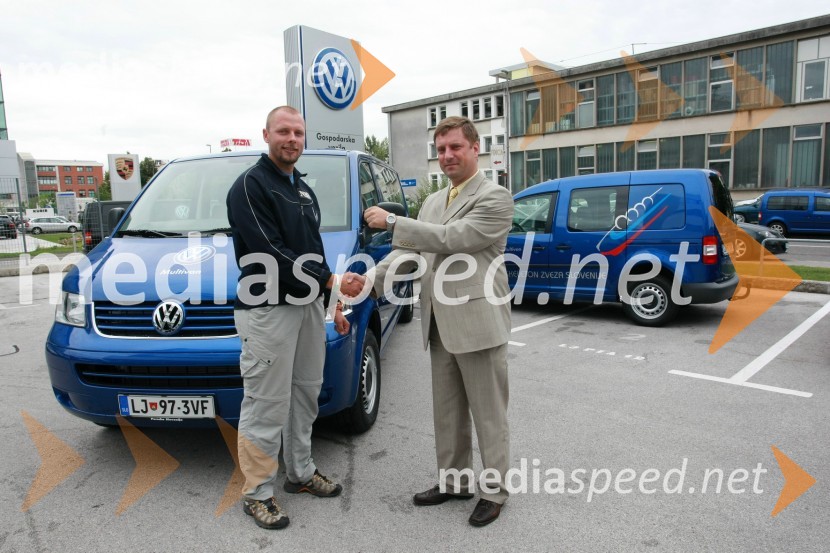 Matej Juhart, predsednik Bob in skeleton zveze Slovenije in Domen Ponikvar, vodja Volkswagnovega programa Gospodarska vozilaPredaja vozil VW Transporter in Caddy Bob Zvezi Slovenije