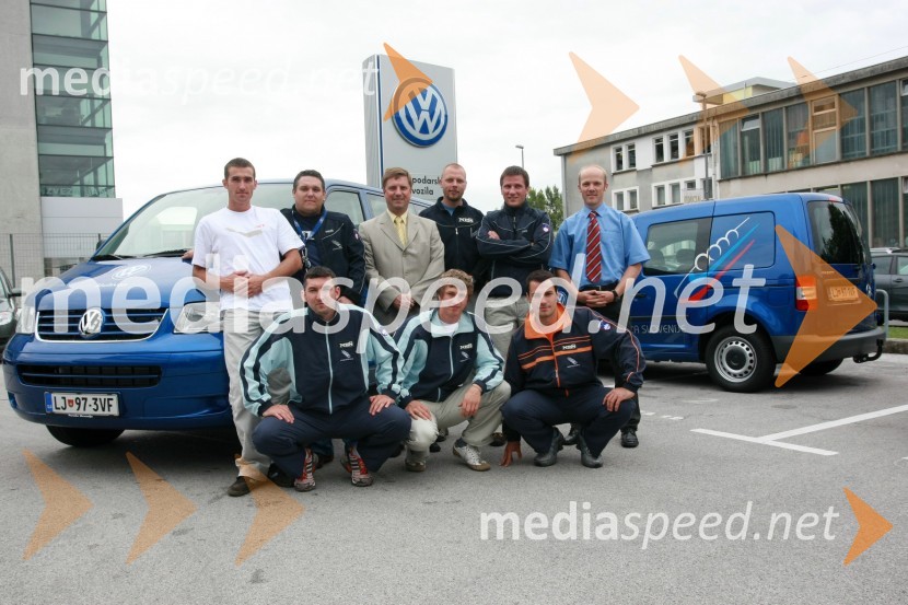 Damjan Zlatnar, Uroš Gerden, Domen Ponikvar, vodja Volkswagnovega programa Gospodarska vozila, Matej Juhart, predsednik Bob in skeleton zveze Slovenije, ..., ..., Matjaž Lazar, Anže Šetina in David UrankarPredaja vozil VW Transporter in Caddy Bob Zvezi Slovenije
