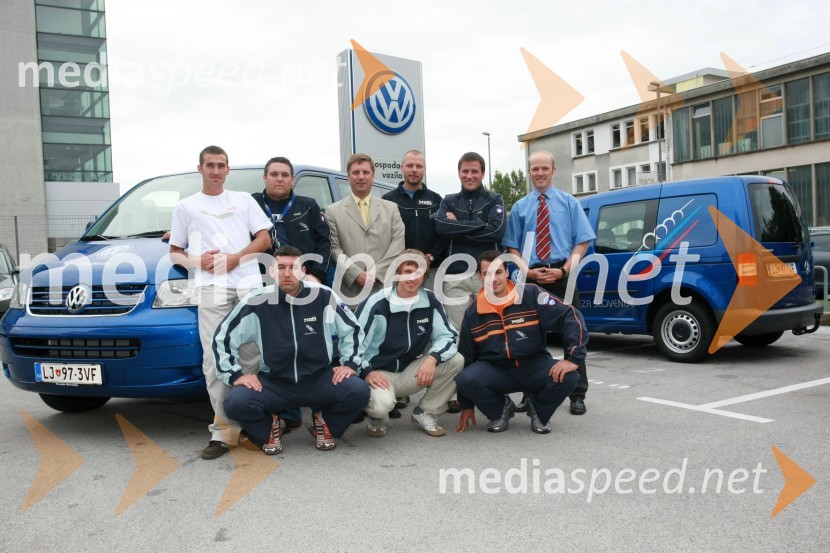 Damjan Zlatnar, Uroš Gerden, Domen Ponikvar, vodja Volkswagnovega programa Gospodarska vozila, Matej Juhart, predsednik Bob in skeleton zveze Slovenije, ..., ..., Matjaž Lazar, Anže Šetina in David UrankarPredaja vozil VW Transporter in Caddy Bob Zvezi Slovenije
