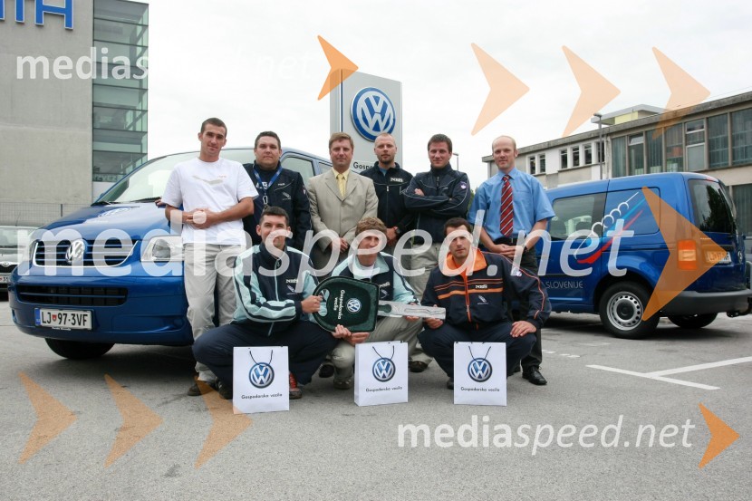 Damjan Zlatnar, Uroš Gerden, Domen Ponikvar, vodja Volkswagnovega programa Gospodarska vozila, Matej Juhart, predsednik Bob in skeleton zveze Slovenije, ..., ..., Matjaž Lazar, Anže Šetina in David UrankarPredaja vozil VW Transporter in Caddy Bob Zvezi Slovenije