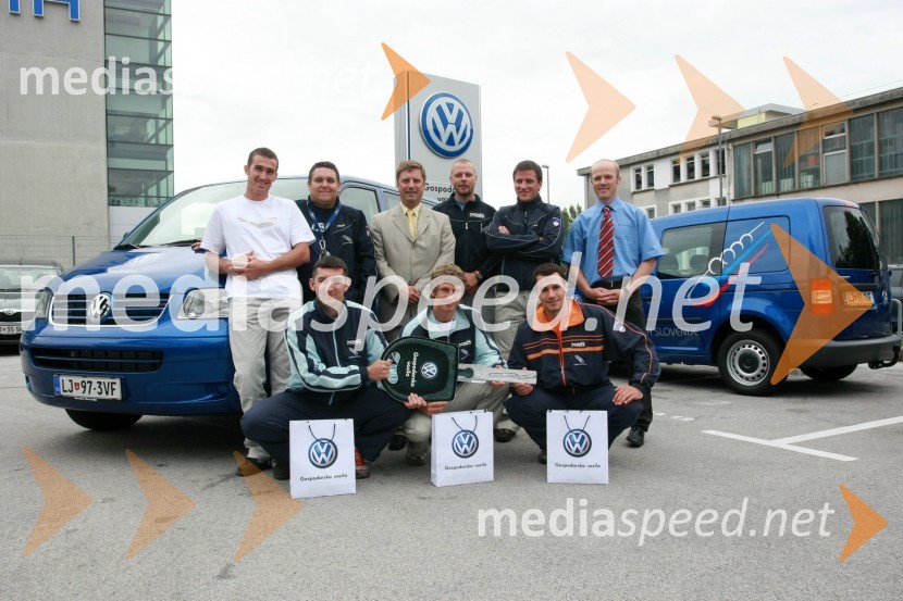 Damjan Zlatnar, Uroš Gerden, Domen Ponikvar, vodja Volkswagnovega programa Gospodarska vozila, Matej Juhart, predsednik Bob in skeleton zveze Slovenije, ..., ..., Matjaž Lazar, Anže Šetina in David UrankarPredaja vozil VW Transporter in Caddy Bob Zvezi Slovenije