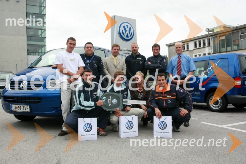 Damjan Zlatnar, Uroš Gerden, Domen Ponikvar, vodja Volkswagnovega programa Gospodarska vozila, Matej Juhart, predsednik Bob in skeleton zveze Slovenije, ..., ..., Matjaž Lazar, Anže Šetina, Sabrina Pečelin, vodja službe za odnose z javnostmi pri Porsche Slovenija in David UrankarPredaja vozil VW Transporter in Caddy Bob Zvezi Slovenije