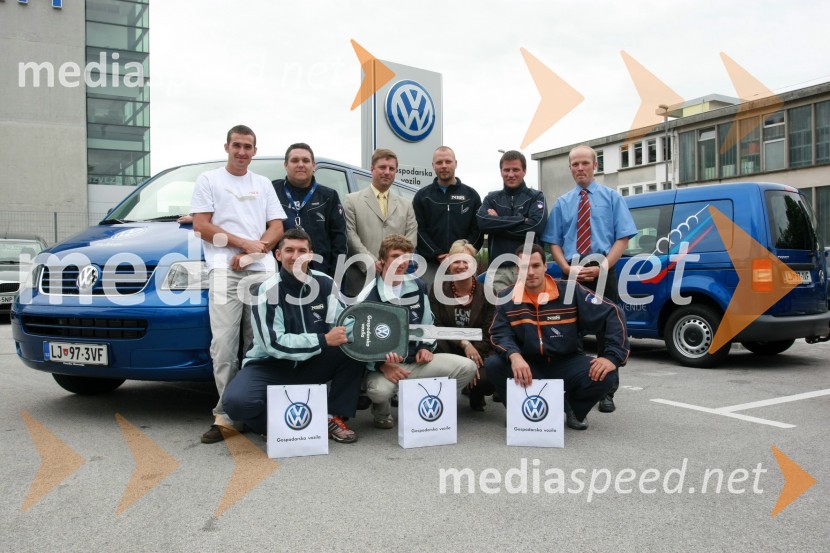 Damjan Zlatnar, Uroš Gerden, Domen Ponikvar, vodja Volkswagnovega programa Gospodarska vozila, Matej Juhart, predsednik Bob in skeleton zveze Slovenije, ..., ..., Matjaž Lazar, Anže Šetina, Sabrina Pečelin, vodja službe za odnose z javnostmi pri Porsche Slovenija in David UrankarPredaja vozil VW Transporter in Caddy Bob Zvezi Slovenije