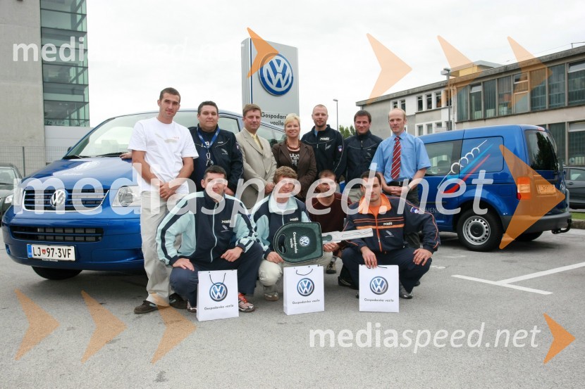 Damjan Zlatnar, Uroš Gerden, Domen Ponikvar, vodja Volkswagnovega programa Gospodarska vozila, Sabrina Pečelin, vodja službe za odnose z javnostmi pri Porsche Slovenija, Matej Juhart, predsednik Bob in skeleton zveze Slovenije, ..., ..., Matjaž Lazar, Anže Šetina, ... in David UrankarPredaja vozil VW Transporter in Caddy Bob Zvezi Slovenije