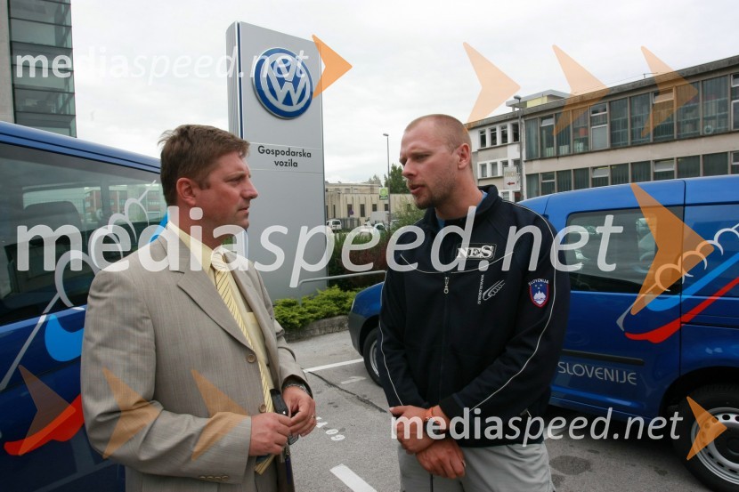Domen Ponikvar, vodja Volkswagnovega programa Gospodarska vozila in Matej Juhart, predsednik Bob in skeleton zveze SlovenijePredaja vozil VW Transporter in Caddy Bob Zvezi Slovenije