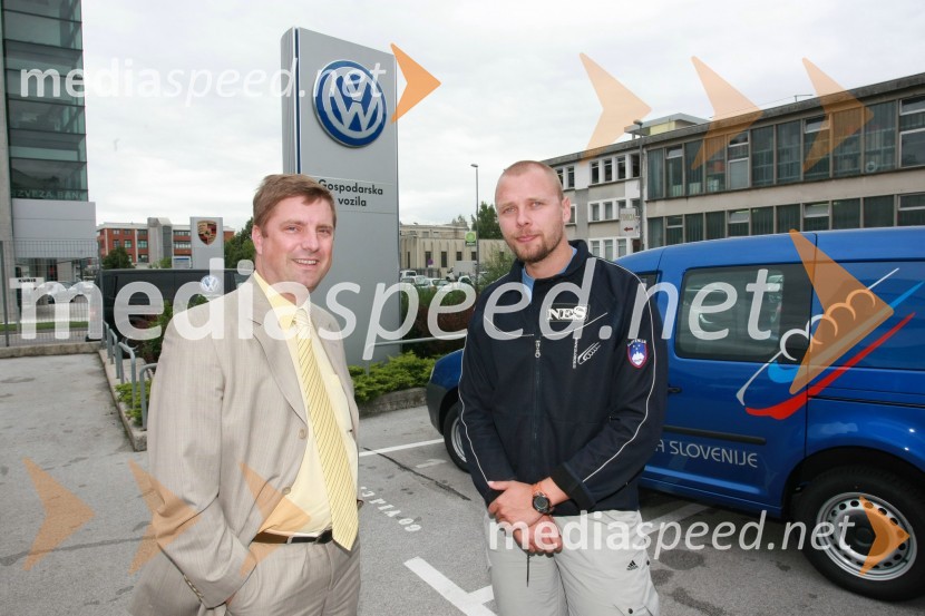 Domen Ponikvar, vodja Volkswagnovega programa Gospodarska vozila in Matej Juhart, predsednik Bob in skeleton zveze SlovenijePredaja vozil VW Transporter in Caddy Bob Zvezi Slovenije