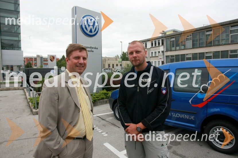 Domen Ponikvar, vodja Volkswagnovega programa Gospodarska vozila in Matej Juhart, predsednik Bob in skeleton zveze SlovenijePredaja vozil VW Transporter in Caddy Bob Zvezi Slovenije