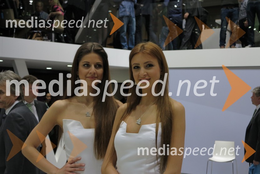 Hostese na 85. avtomobilskem salonu Ženeva